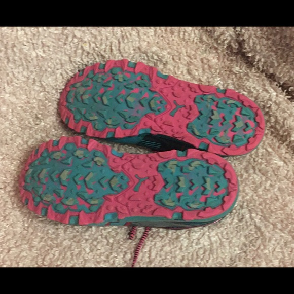 Puma turquoise & pink athletic shoes. 10. Exc. - Picture 4 of 4